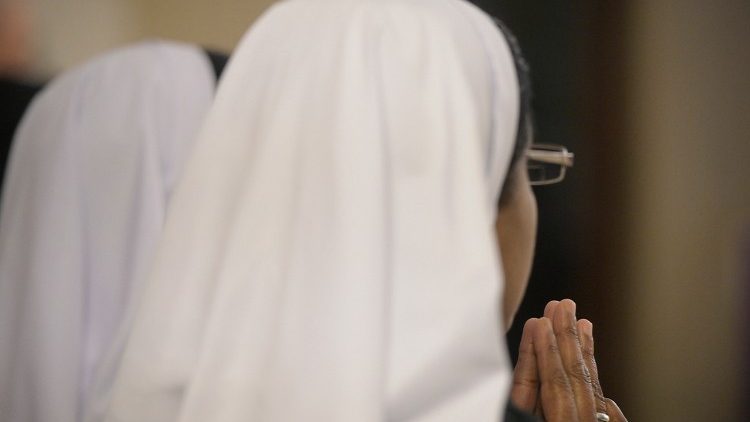Irmãs em oração na Capela da Casa Santa Marta