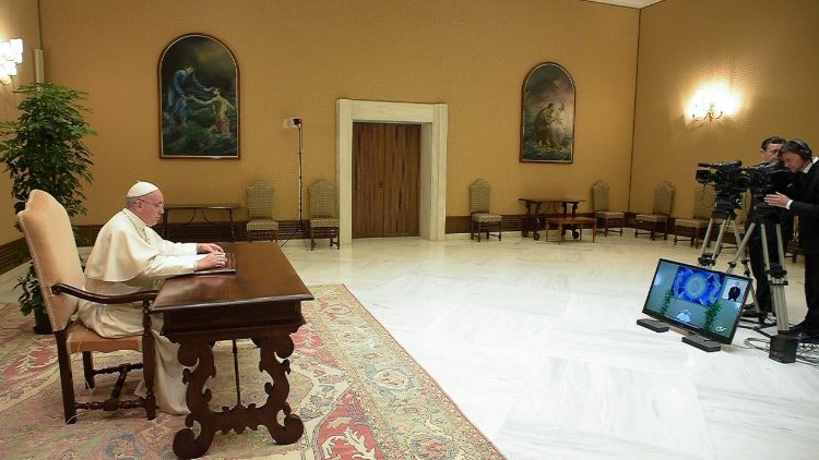 Папа падчас запісу інтэрв'ю. Ілюстрацыйнае фота