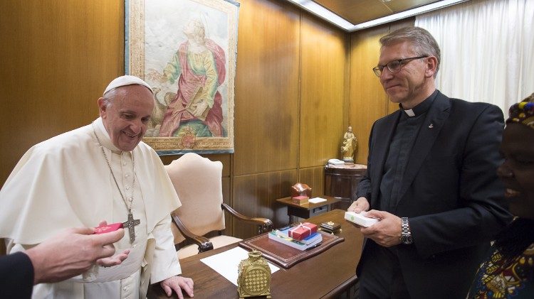 Папа з генсекам Сусветнай Рады Цэркваў пастарам Олафам Фюксе Твейтам