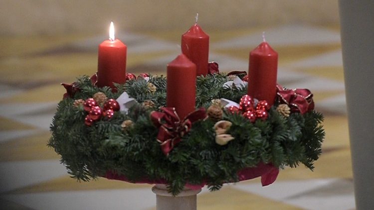 La corona se enciende con la primera vela