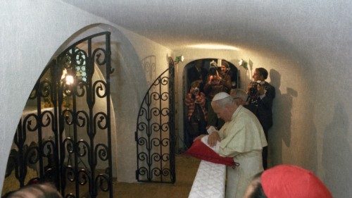 I Papi a Fatima: un manto di luce sul mondo