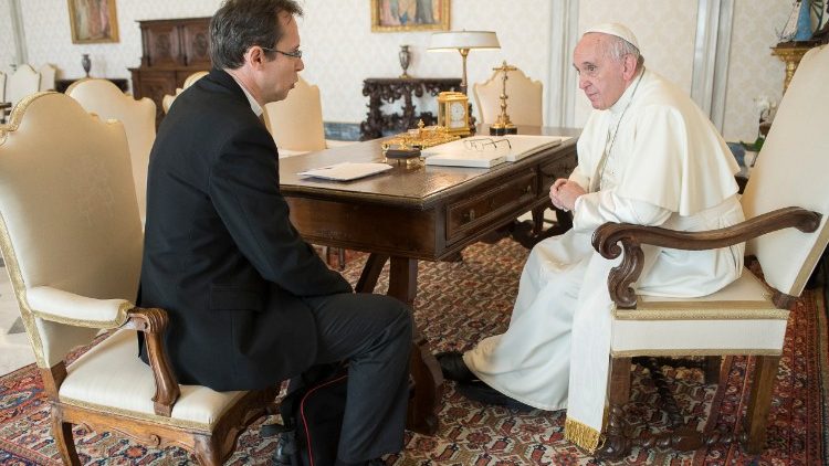 Le père Frédéric Fornos, directeur du Réseau mondial de prière du Pape, ici lors d'un entretien avec le Pape François.