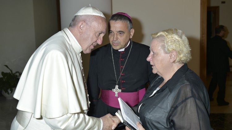 Franziskus bei einer Begegnung mit der Schwester des ermordeten Priesters