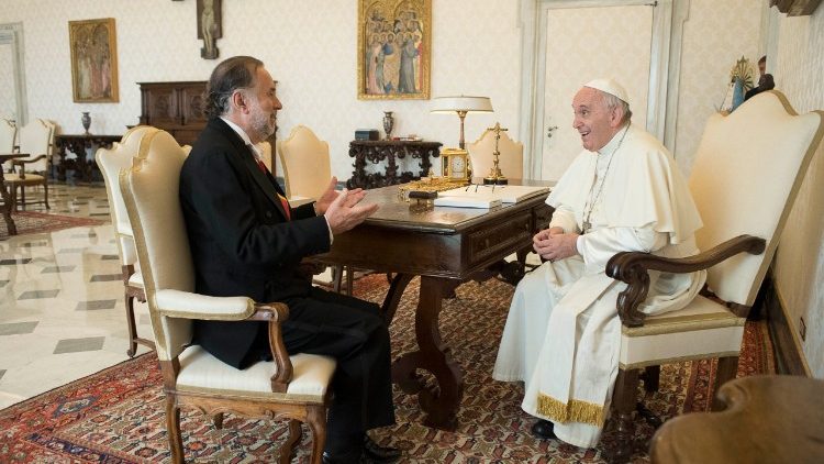 El Papa Francisco y el Embajador Mariano Fernández