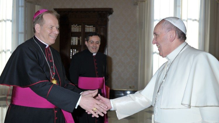Papa Francesco con mons. Gintaras  Grušas, arcivescovo di Vilnius