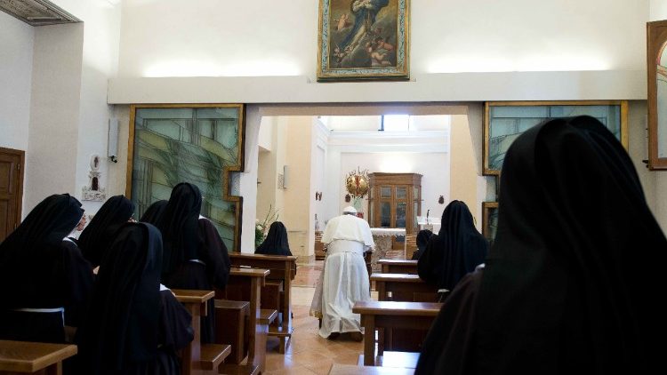 Papa Francesco e alcune suore di clausura
