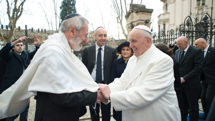 Le Pape François et le grand-rabbin Riccardo Di Segni, à la Grande Synagogue de Rome, le 17 janvier 2016. 