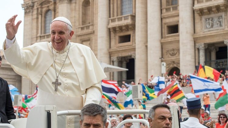 Papa Francesco in Piazza San Pietro primi piani ritratti