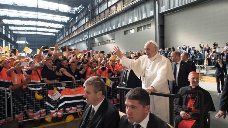 Le Pape François et le monde du travail. Visite à l'usine ILVA de Gênes en mai 2017