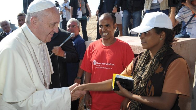  Em foto de arquivo, o Papa em viagem à Lampedusa