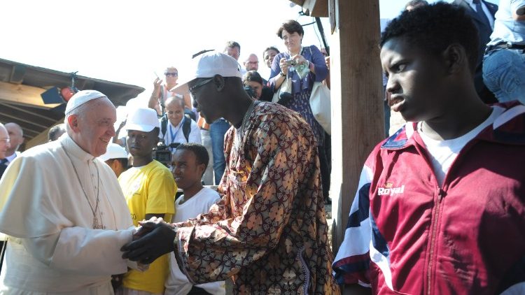 Il Papa con i migranti
