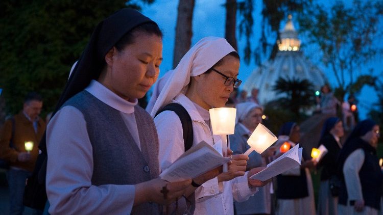 Religiose in una veglia di preghiera