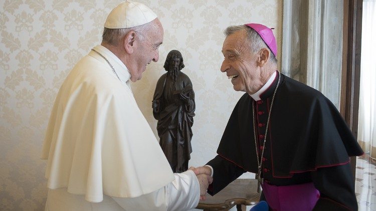 Le Pape recevant Mgr Luis Ladaria Ferrer, préfet de la Congrégation pour la Doctrine de la Foi, le 11 octobre 2017.