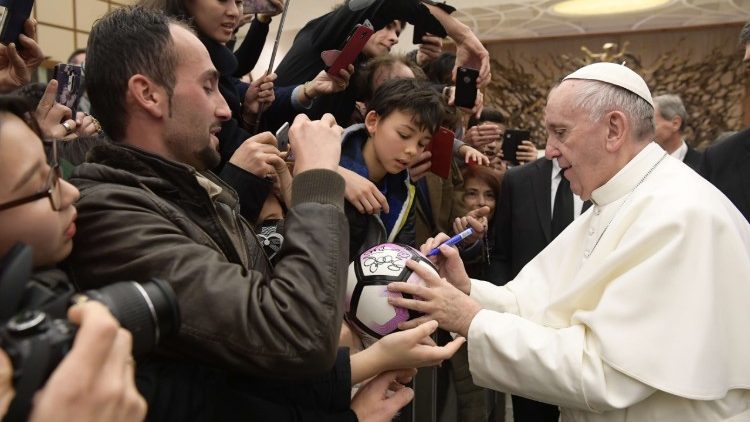 A proximidade do Papa aos fiéis na Sala Paulo VI