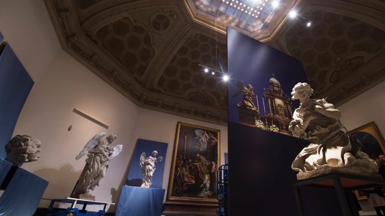 Engelsfiguren in einer Ausstellung