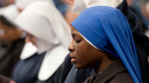 Papa: vita consacrata non significa essere eroi ma operatori di speranza