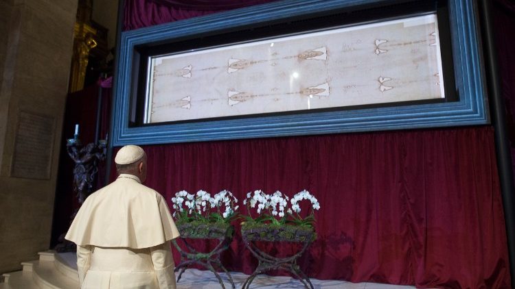 Papa Francisco contempla o Santo Sudário em Turim
