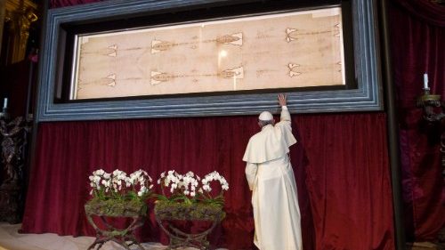 Papst nimmt virtuell an Verehrung des Grabtuchs Anteil