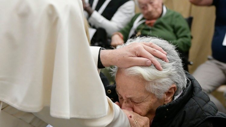 Image d'archive  du Pape bénissant une femme, lors d'une audience au Vatican en octobre 2016.