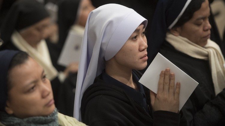 Des religieuses lors de la célébration pour la journée de la vie consacrée le 2 février 2017, dans la basilique Saint-Pierre.