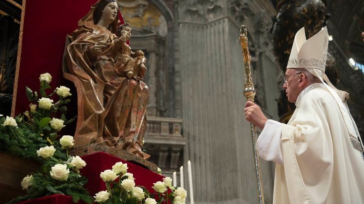 Papa Francisco reza diante da imagem de Nossa Senhora na Basílica Vaticana