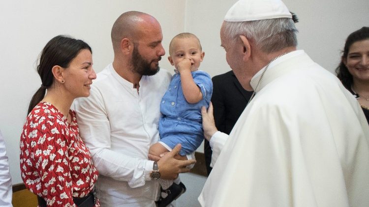 Papa Francisco com família na Paróquia "San Pier Damiani"