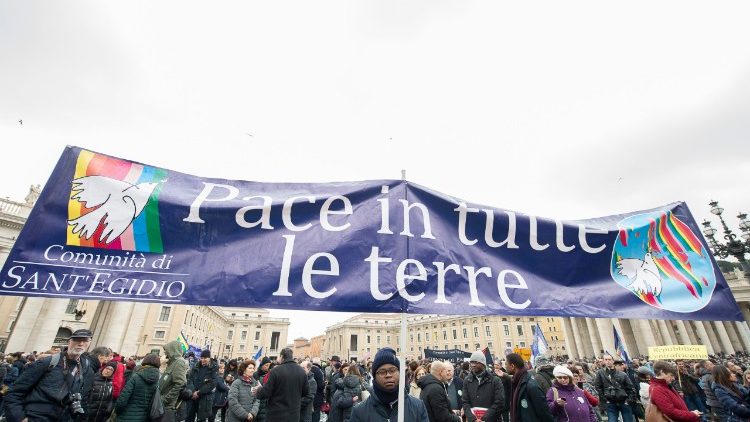 La comunità di Sant'Egidio dopo la marcia per la pace dello scorso anno all'Angelus 