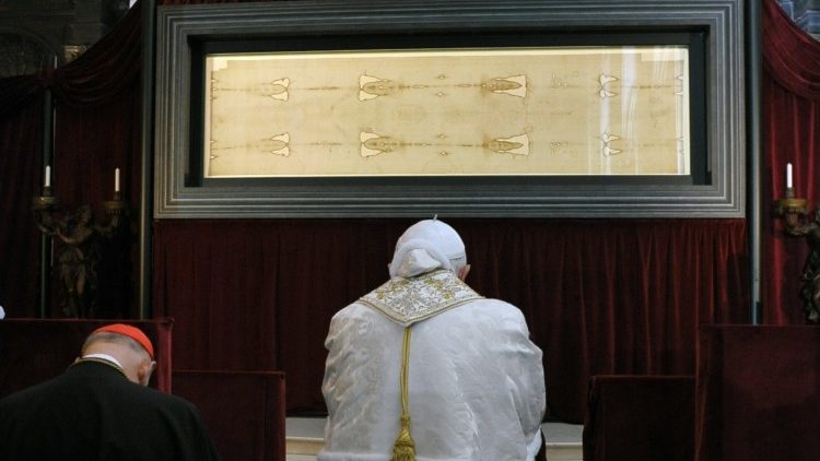 Papa Benedetto XVI in preghiera davanti alla Sacra Sindone il 2 maggio 2010