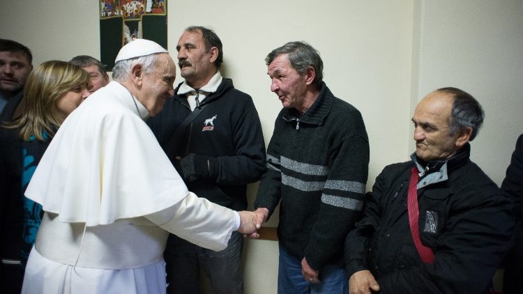 Papa Francesco incontra i senzatetto