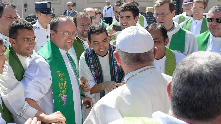 Papa Francisco com alguns sacerdotes 
