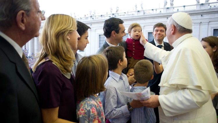 Le Pape François rencontrant des familles en octobre 2013