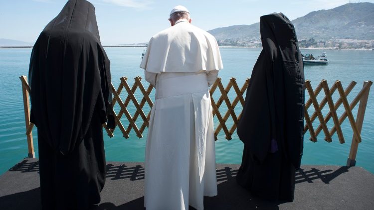 Le Pape et des évêques orthodoxes lors de sa visite à Lesbos, en Grèce, le 16 avril 2016.