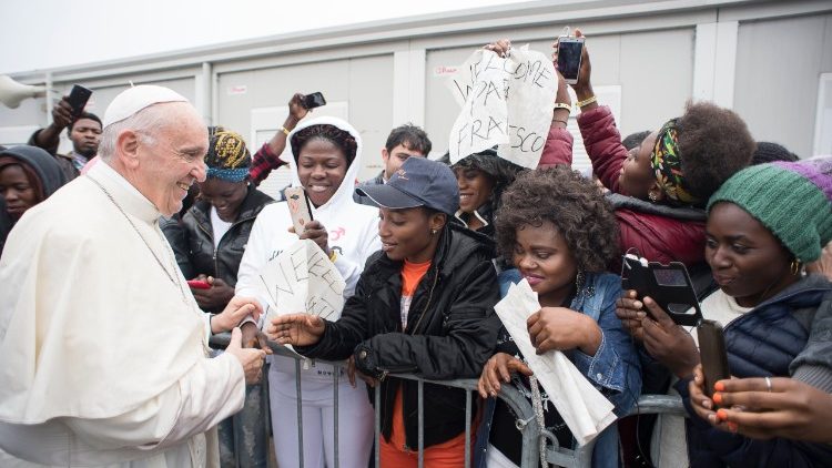 Papa Francisco com alguns imigrantes