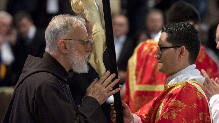 Айцец Раньера Канталамеса падчас адарацыі крыжа. Ілюстрацыйнае фота