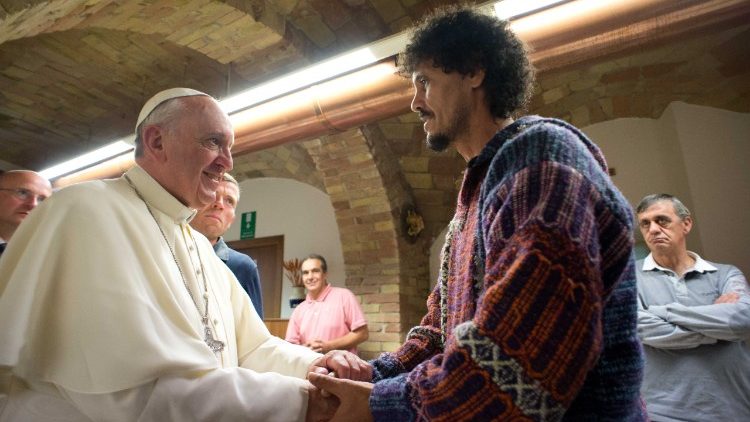 Papież w centrum włoskiego Caritas 04 10 2013