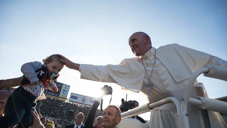 Papa Francesco con un bambino