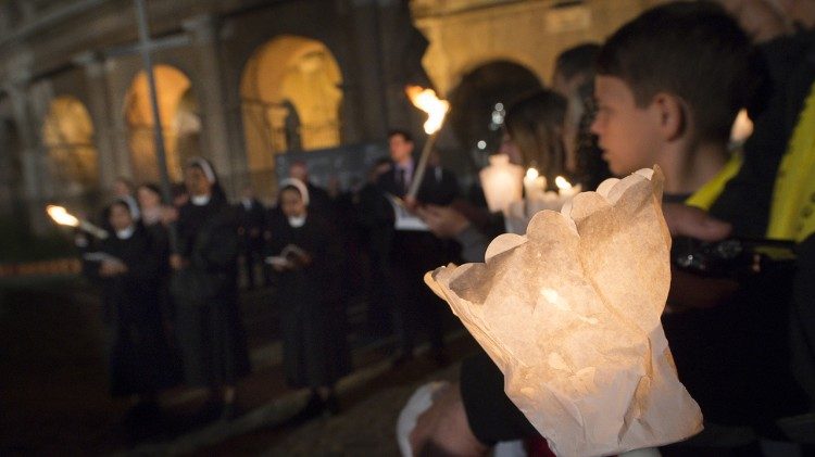 Via Crucis al Colosseo 2017 (foto di repertorio)