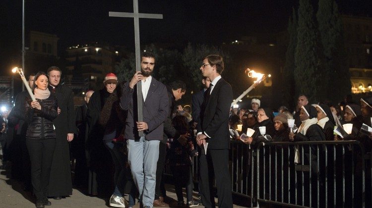 Tra i portatori della croce al Colosseo, i 15 giovani autori dei commenti e una bimba disabile