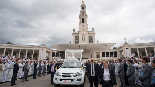 Fatima. Il Papa: uniti con la Vergine, invochiamo la pace e la fine della pandemia