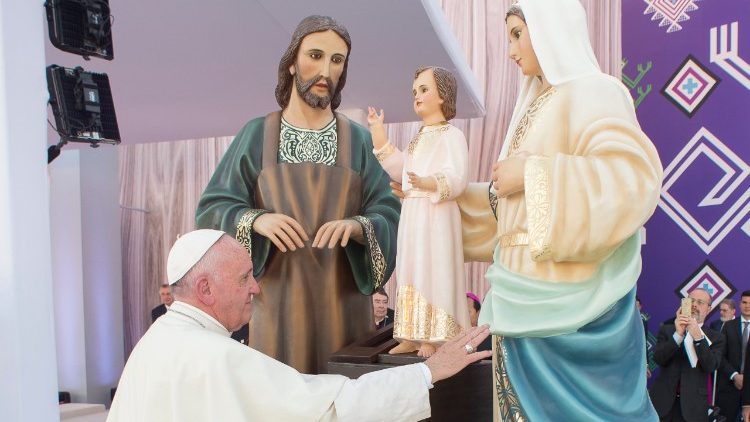 Papa Francisco abençoa imagem da Sagrada Família