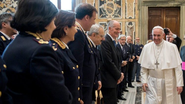 Папа падчас сустрэчы з італьянскімі паліцэйскімі
