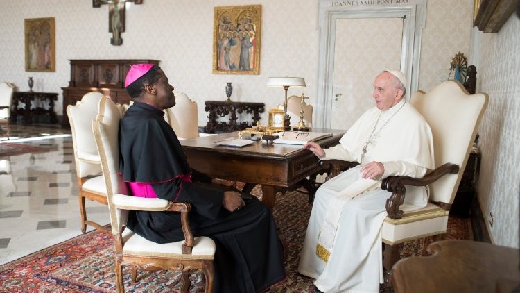 Secretário de Propaganda Fide, Dom Protase Rugambwa, durante encontro com o Papa Francisco