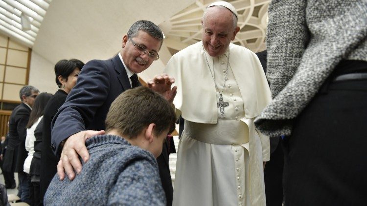 enfermedades raras Papa Francisco audiencia amor milagro custodia llama oscuridad