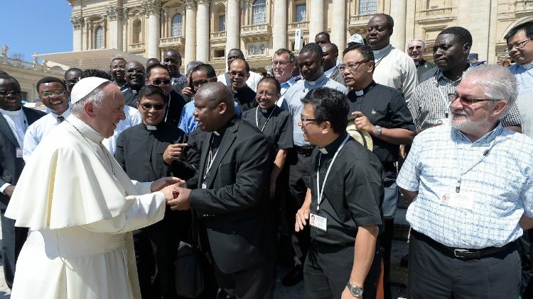 Papa Francisco e sacerdotes