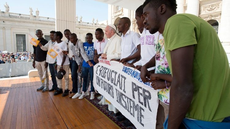 Papa Francisco com alguns refugiados durante Audiência Geral