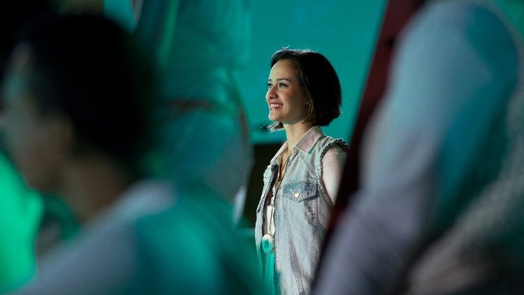 Удзельніца малітоўнага чування падчас Сусветны дзён моладзі ў Рыа-дэ-Жанейра