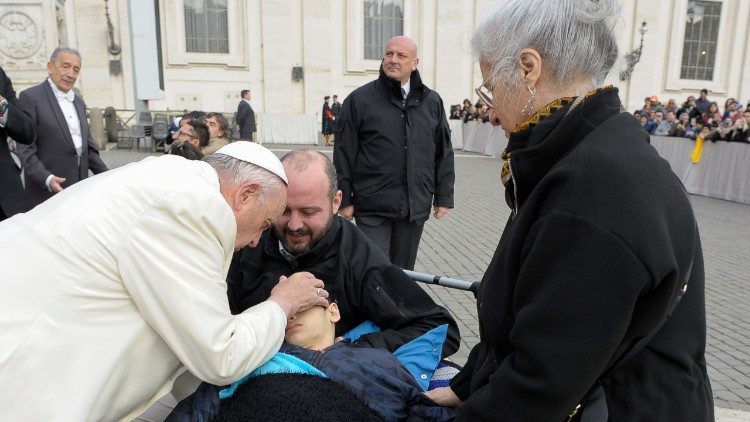 Papa Francesco  incontra un ragazzo disabile