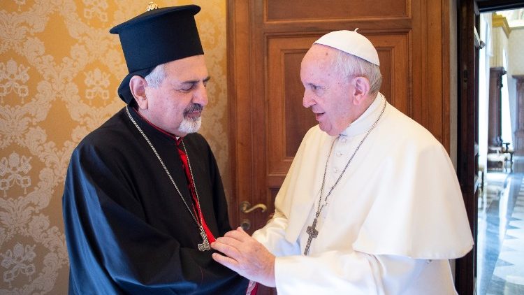 Patriarch Younan bei einer Begegnung mit Papst Franziskus 