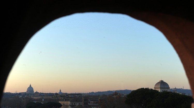 Imagen panorámica de la Sinagoga de Roma y la Basílica de San Pedro.