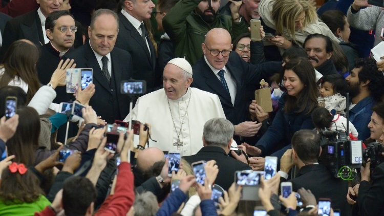 Papst bei der Generalaudienz in der Audienzhalle